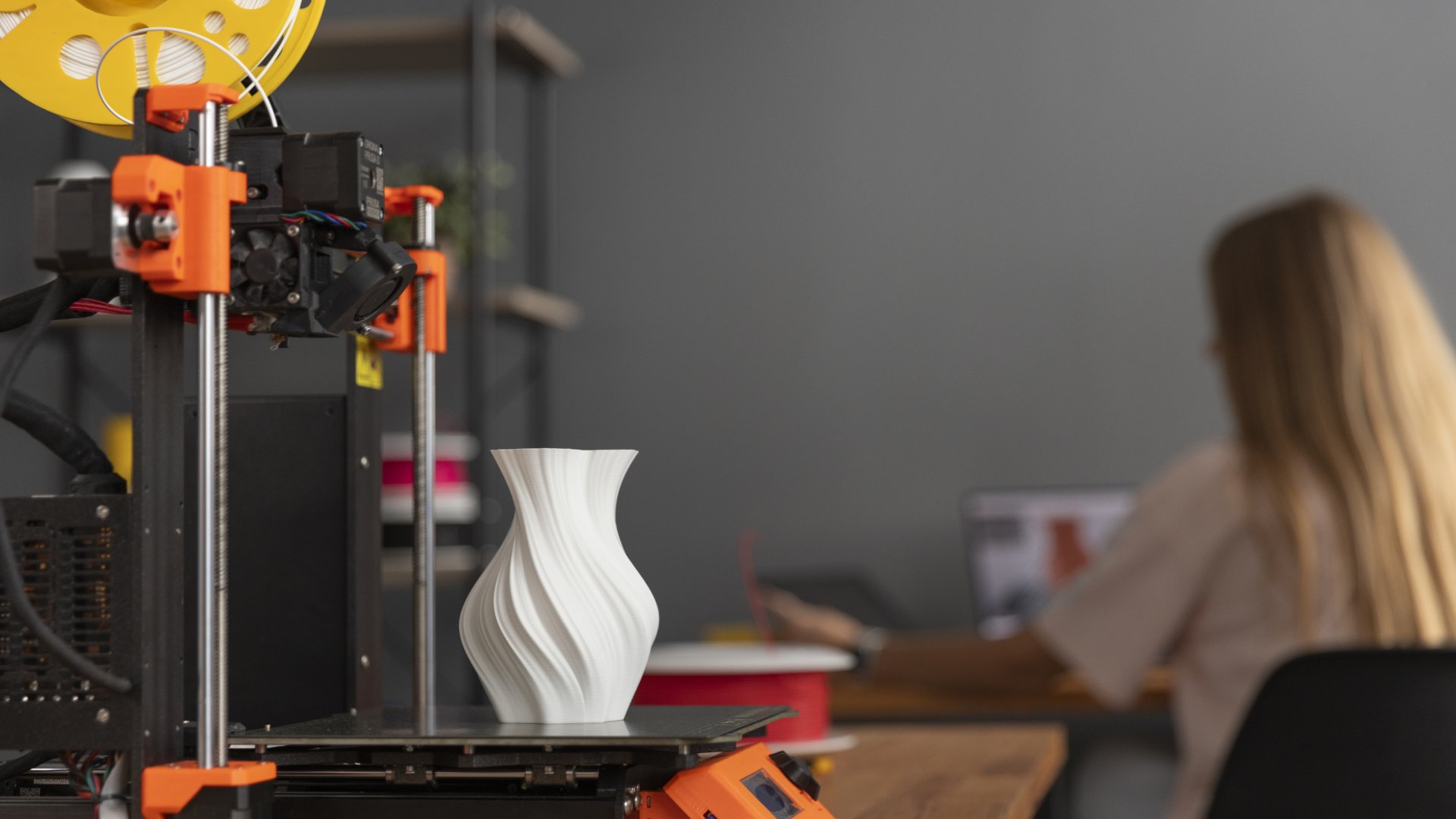 Diseñador utilizando una impresora 3D